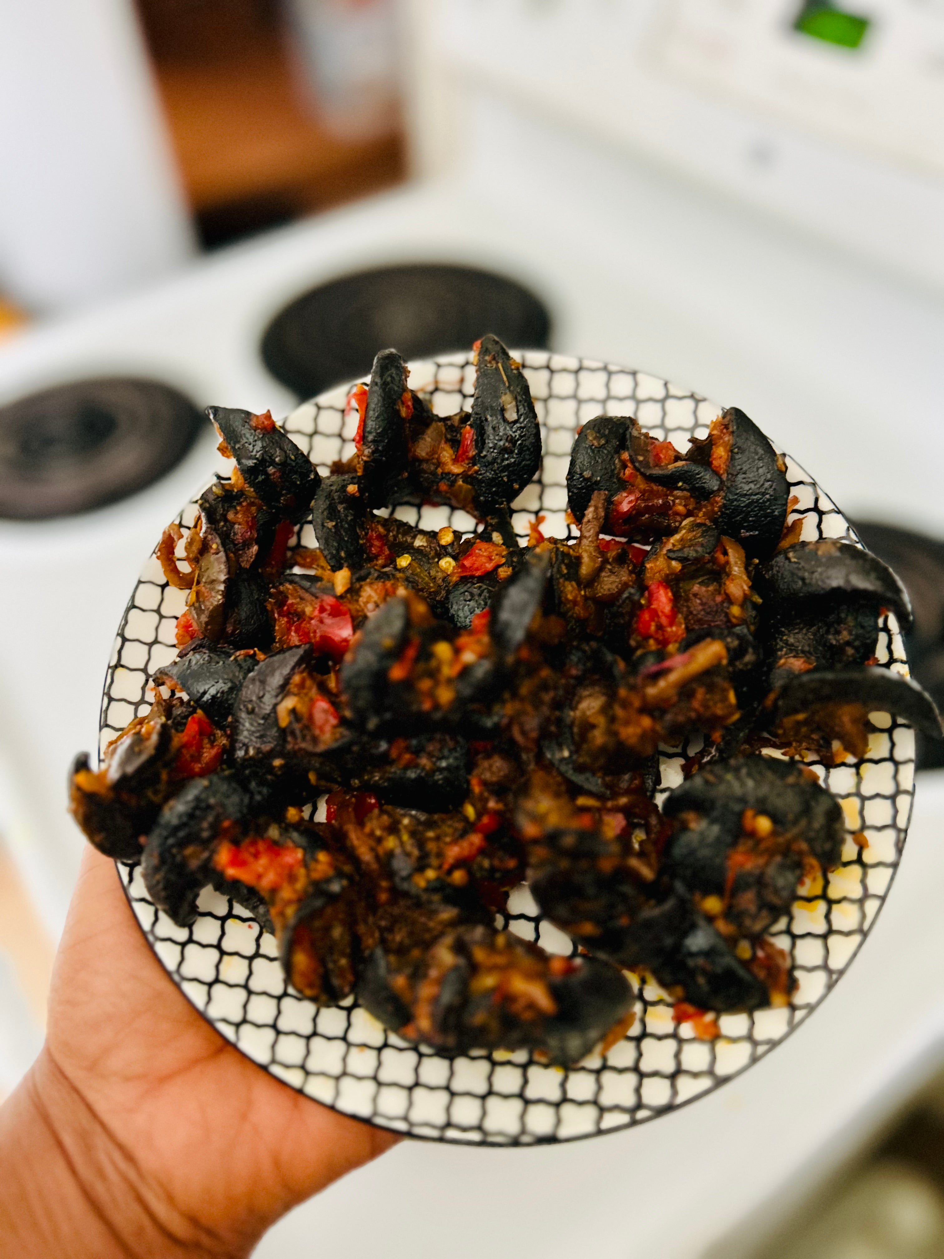 A-10pcs Medium African Bush Snails – Fresh Nigerian Snails, Clean and Ready to Cook (Winnipeg, Canada)